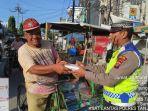 Sat-Lantas-Polres-Tanjungbalai-berbagi-takjil-gratis-kepada-pengendara.jpg