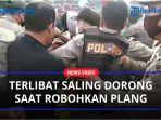 Satpol-PP-bongkar-plang-dan-bangunan-di-Lapangan-Gajah-Mada.jpg