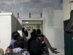 Satuan-Reserse-Narkoba-Sat-Narkoba-Polrestabes-Medan-menggerebek-rumah.jpg