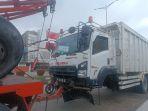Sebuah-Dump-Truk-Terguling-Usai-Tabrak-Pembatas-jalan-Flyover.jpg