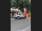 Sebuah-mobil-Ford-Everest-berwarna-abu-abu-terbakar-di-pinggir-jalan.jpg