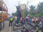 Sebuah-truk-pengangkut-minyak-goreng-terguling-di-jalan-lintas-Sumatera.jpg