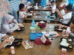 Sejumlah-Murid-SDN-99-Pekanbaru-sedang-menikmati-makanan_1.jpg