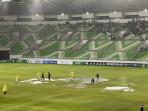 Sejumlah-Panpel-dsn-staf-pertandingan-berupaya-menguras-lapangan-yang-tergenang.jpg