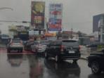 Sejumlah-kendaraan-roda-empat-melintasi-jalan-yang.jpg