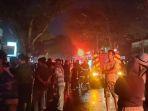 Sejumlah-masyarakat-masih-menyaksikan-lokasi-kebakaran-di-Jalan-Flamboyan-Raya_1.jpg