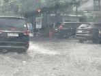 Sejumlah-mobil-melintasi-jalan-Thamrin-yang-banjir-akibat-hujan-deras-yang-turun.jpg