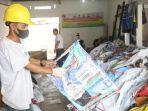Sejumlah-pekerja-memilah-sampah-Alat-Peraga-Kampanye-Pemilu_.jpg