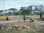 Sejumlah-pekerja-sedang-melakukan-pengerjaan-stadion-kebun-bunga_1.jpg