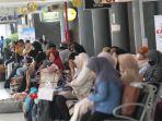 Sejumlah-pemudik-yang-menggunakan-kereta-api-tiba-di-Stasiun-Medan_.jpg