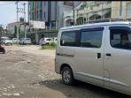 Sejumlah-pengendara-melintas-di-Jalan-Danau-Marsabut-yang-rusak-dan-berlobang.jpg