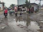 Sejumlah-pengendara-melintas-di-jalan-Danau-Marsabut.jpg