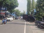 Sejumlah-pengendara-sedang-melintas-di-Jalan-Merak-Jingga.jpg