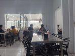 Sejumlah-pengunjung-yang-datang-ke-salah-satu-Warkop-di-Jalan-Perintis-Kemerdekaan.jpg