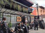 Sejumlah-personel-kepolisian-terlihat-sedang-berjaga-di-depan-DCaldera-Coffe.jpg