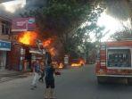 Sejumlah-petugas-damkar-sedang-berupaya-memadamkan-api-di-Jalan-Flamboyan.jpg