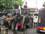 Sejumlah-polisi-dari-Divisi-Propam-Polri-mendatangi-kediaman-pribadi.jpg