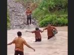 Sejumlah-siswa-Kabupaten-Nias-Selatan-menyebrangi-sungai_1.jpg