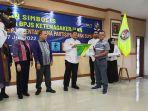 Sekda-Deliserdang-Darwin-Zein-menyerahkan-secara-simbolis-kartu-BPJS.jpg