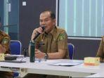 Sekda-Langkat-Amril-saat-mengikuti-rapat-koordinasi-yang-digelar-secara-virtual.jpg
