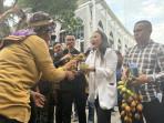 Massa Hadiahi DPRD Buah-Buahan, Simbol Pemerintah Tak Mampu Selesaikan Konflik Agraria di Sumut