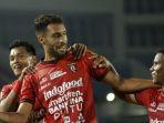 Selebrasi-bek-Bali-United-Willian-Pacheco-tengah-bersama-rekannya.jpg