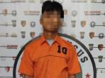 Seorang-pemuda-berinisial-JS-20-menggunakan-baju-tahanan.jpg