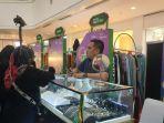 Seorang-pengunjung-festival-ramadan-Pegadaian-sedang-membeli-emas.jpg