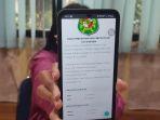 Seorang-wali-murid-sedang-mencoba-membuka-PPDB-Pemko-Medan.jpg