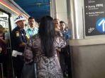Seorang-wanita-isinial-NER-penumpang-KRL.jpg