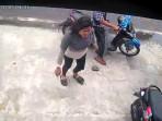 Seorang-wanita-terekam-kamera-turun-dari-sepeda-motor.jpg