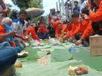 Seratusan-buruh-makan-siang-bersama-di-depan-Gerbang-Kantor-Gubernur-Sumut_1.jpg