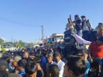 Seratusan-pendemo-memaksa-masuk-kantor-DPRD-Tapteng.jpg