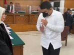 Shane-Lukas-terlihat-memohon-kepada-majelis-hakim.jpg