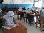 Siswa-SMA-simulai-ujian-membahahas-contoh-soal-SNBT-2023.jpg