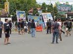 Situasi-di-depan-kantor-Polresta-Sorong-Kota-bentrok-TNI-AL-dan-Brimob.jpg