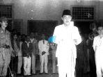 Soekarno-bacakan-isi-teks-proklamasi.jpg