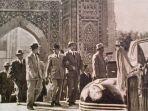 Soekarno-saat-berkunjung-makam-Imam-Bukhari.jpg