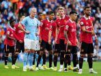 Striker-Manchester-City-Erling-Haalang-di-tengah-penjagaan-pemain-Man-United.jpg