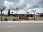 Suasana-di-depan-Polsek-Perbaungan-pada-Kamis-3112022.jpg