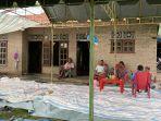 Suasana-di-rumah-duka-di-Kampung-Sembetik-Dusun-III-Desa-Lubuk-Saban-Kecamatan.jpg