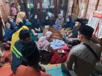 Suasana-di-rumah-duka-salah-satu-korban-meninggal-dunia-akibat-tertimbun-longsor.jpg