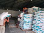 Suasana-gudang-PT-Pupuk-Indonesia-di-Desa-Firdaus.jpg
