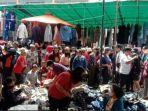 Suasana-masyarakat-di-Tanah-Karo-memborong-pakaian-bekas-atau-monza-1.jpg
