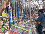 Suasana-pedagang-kembang-api-di-Kampung-Madras-Medan-Minggu-31122023.jpg