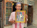 Supardi-Harefa-menunjukkan-foto-almarhum-anaknya-semasa-hidup-Senin-16122024.jpg