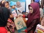Susanti-Dewayani-menemui-ibu-ibu-untuk-memberikan-paket-makanan-bergizi.jpg