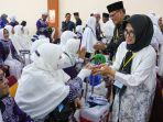 Susanti-Lepas-Keberangkatan-Calon-Jamaah-Haji-Kloter-5-Sumut-dari-Asrama-Haji-Medan-1.jpg