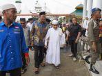 Syah-Afandin-SH-menyerahkan-bde.jpg