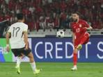 TAHAN-BOLA-Pemain-Tim-Nasional-Indonesia-Calvin-Verdonk-kanan.jpg